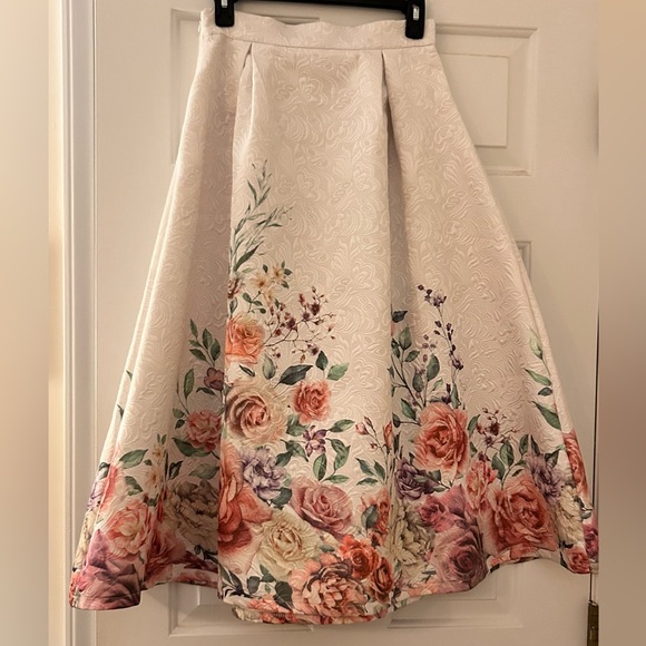 Chicwish A-line midi floral skirt - Picture 2 of 3